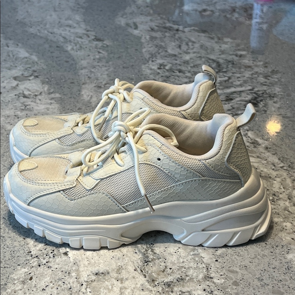 NEW BERNESS Women's Cream Crocodile Cream Athletic Shoes Size 6 - Picture 7 of 12